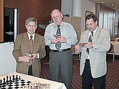 Die "Turnierhelfer" bei der Arbeit (v.l.): Günther Müller (Präsident Schachbund Rheinland-Pfalz), Alfred Schlya (Präsident DSB), Siegfried Müller (Präsident Schachverband Sachsen)